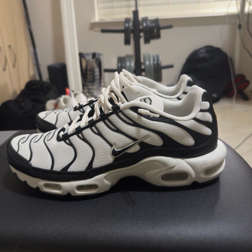 NWOT NIKE AIR MAX PLUS ESS ZEBRA PANDA MENS SIZE 10 - 50% OFF